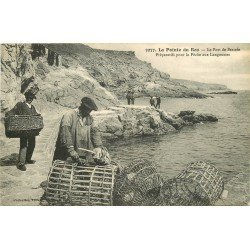 29 LA POINTE DU RAZ. Préparatifs pour la Pêche aux Langoustes dans le Port de Bestrée