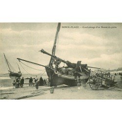 62 BERCK-PLAGE. Goudronnage d'un Bateau de pêche. Métiers de la Mer