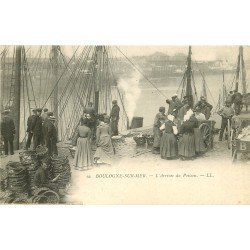 62 BOULOGNE-SUR-MER. L'Arrivée du Poisson. Bateaux, Pêcheurs et Vendeuses vers 1900