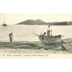 83 AGAY. Pêcheurs préparant leur filets dans la Rade et la Pointe du Dramont. Barque et chien