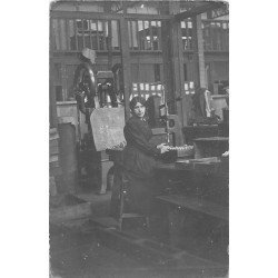 METIERS. Manutentionnaire fabriquant des munitions pendant la Première Guerre Mondiale. Photo carte postale ancienne