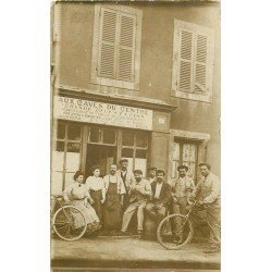 A IDENTIFIER. Cycliste devant le Café " Aux Caves du centre " tenu par Louis Boué. Photo carte postale ancienne
