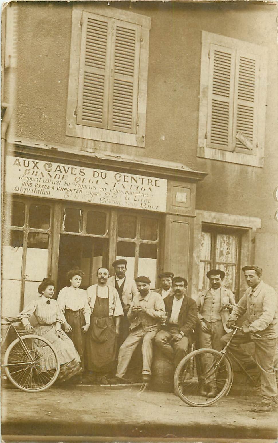A IDENTIFIER. Cycliste devant le Café " Aux Caves du centre " tenu par Louis Boué. Photo carte postale ancienne