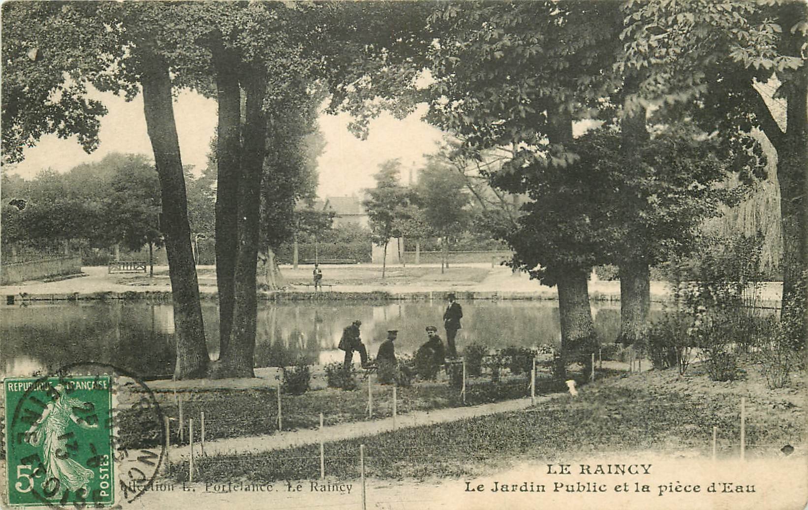93 LE RAINCY. Gardiens au Jardin Public devant la Pièce d'Eau 1913