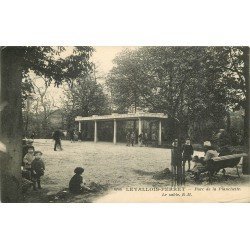 92 LEVALLOIS-PERRET. Enfants avec jeux de sable au Parc de la Planchette 1929