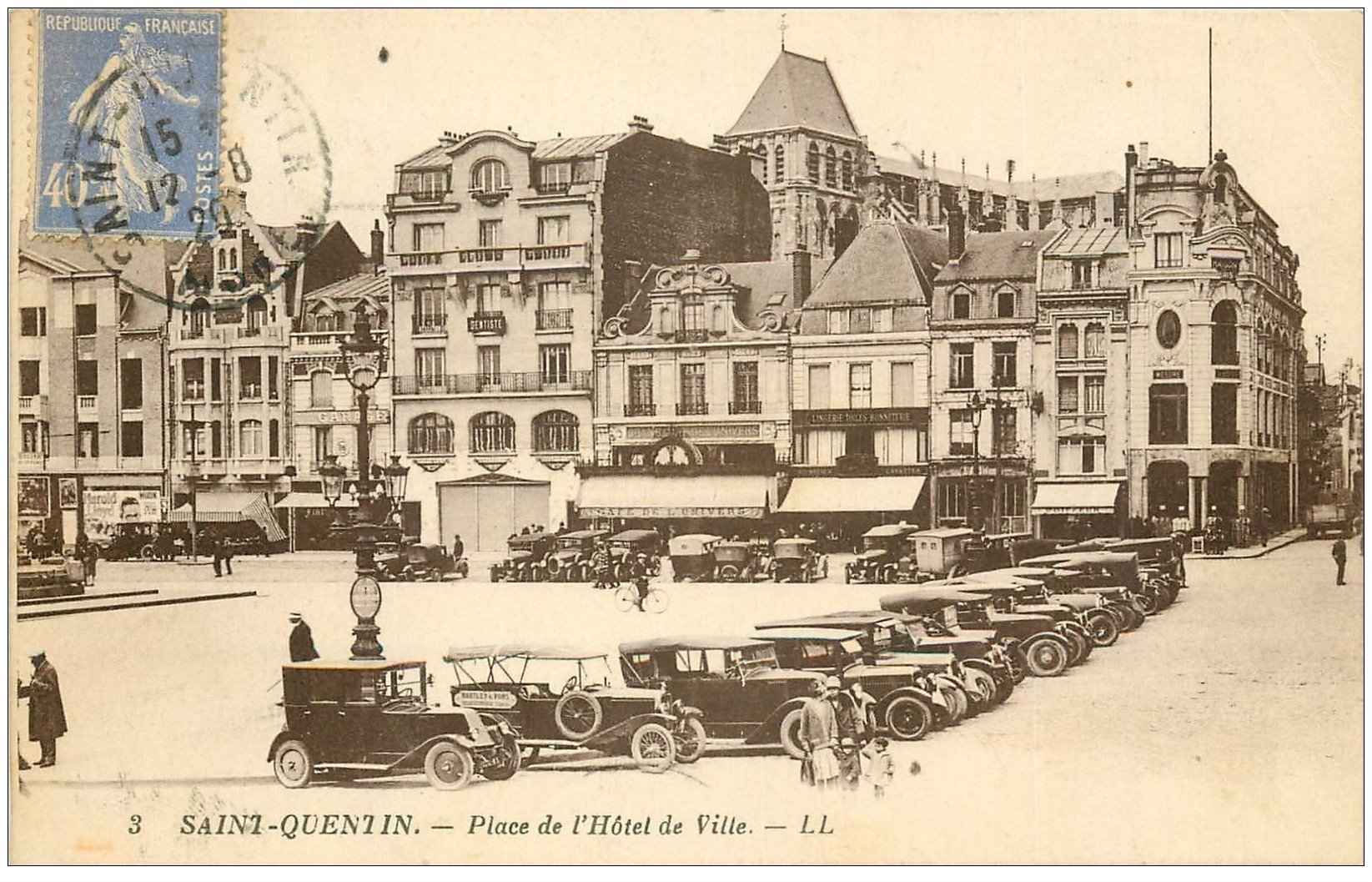 carte postale ancienne 02 SAINT-QUENTIN. Voitures anciennes Place Hôtel de Ville 1929 et Cinéma au fond