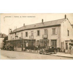 21 SAULIEU. Voitures anciennes et Pompe à essence devant Hôtel du Petit Marguery