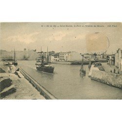 17 ÎLE DE RE. Saint-Martin. Bateaux de Pêches à l'Entrée du Bassin 1911