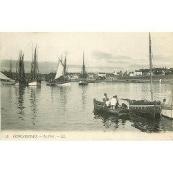 29 CONCARNEAU. Dans le Port Pêcheurs en barque rejoignant leu Bateaux de Pêche 1916