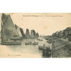 59 GRAND-FORT-PHILIPPE. Arrivage du Poisson par le Chenal. Bateaux et Pêcheurs 1919