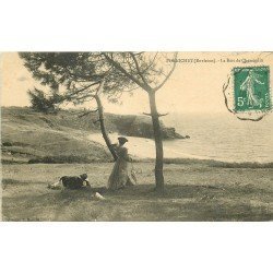 44 PORNICHET. Couple admirant la Baie de Chemoulin 1910