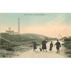 62 BERCK-PLAGE. Le Phare et famille de Pêcheurs de Crevettes dans les Dunes