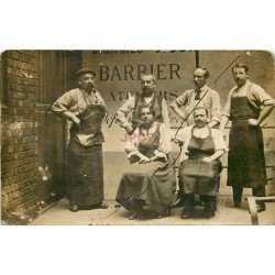 METIERS. Atelier de Barbier ou école de Barbiers. Photo carte postale
