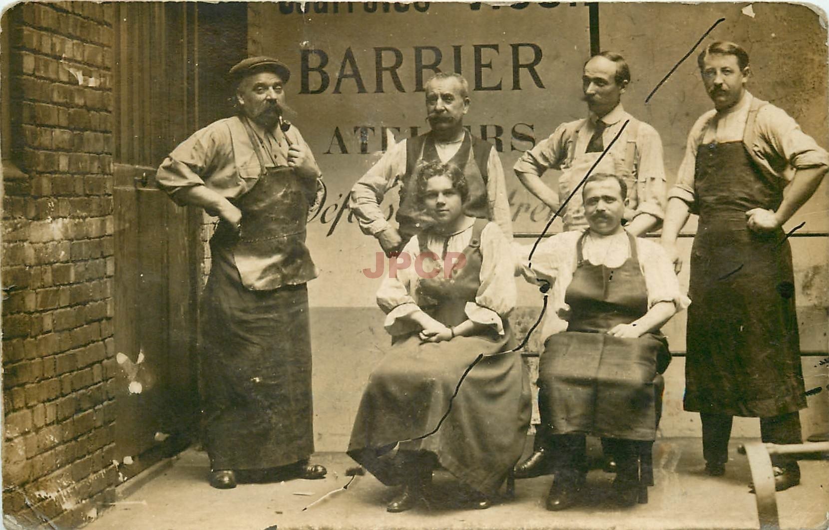 METIERS. Atelier de Barbier ou école de Barbiers. Photo carte postale