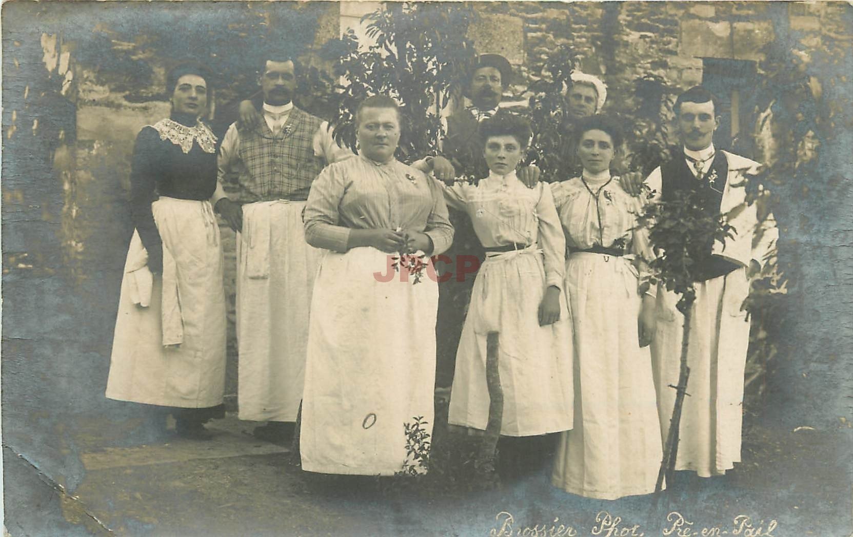 53 PRE-EN-PAIL. Les Employés d'un Hôtel Restaurant. Photo carte postale de Brossier