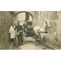 TRANSPORTS. Bel attelage avec Cocher et Facteur en bicyclette. Photo carte postale ancienne lieu à identifier