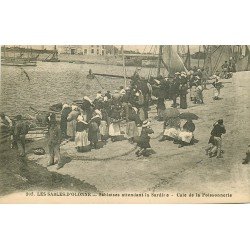 85 LES SABLES D'OLONNE. Sablaises attendant la Sardine dans la Cale de la Poissonnerie 1926