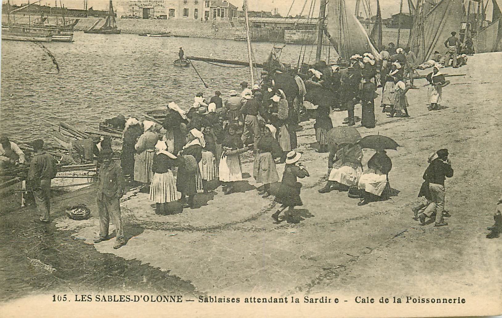 85 LES SABLES D'OLONNE. Sablaises attendant la Sardine dans la Cale de la Poissonnerie 1926