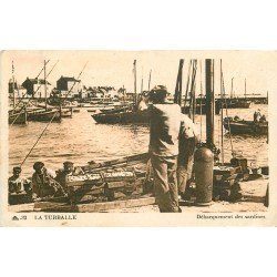44 LA TURBALLE. Débarquement des Sardines par les Pêcheurs au Port 1947