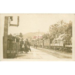 WW. MILITAIRES. Femmes ayant accompagnées les Soldats au Train bourré d'armements.