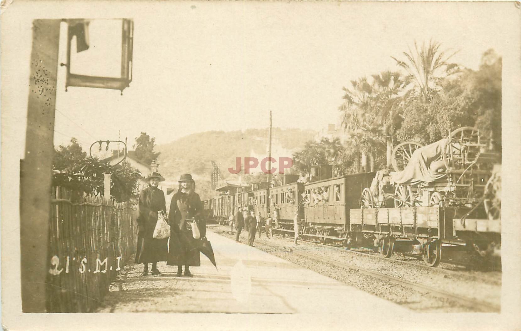 WW. MILITAIRES. Femmes ayant accompagnées les Soldats au Train bourré d'armements.