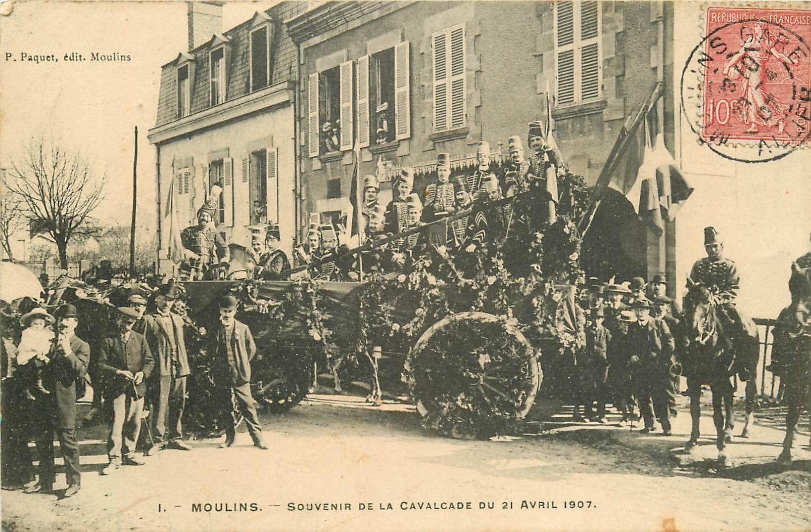 03 MOULINS. Souvenir du Char de la Cavalcade en 1907 avec Hussards