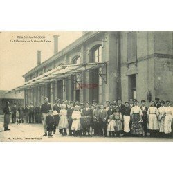 88 THAON-LES-VOSGES. Les Ouvriers et Employées devant le Réfectoire de la Grande Usine