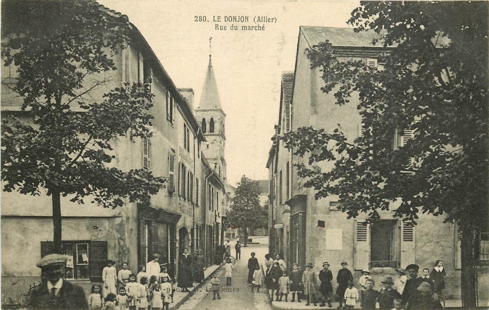 WW 03 LE DONJON. Animation rue du Marché 1917