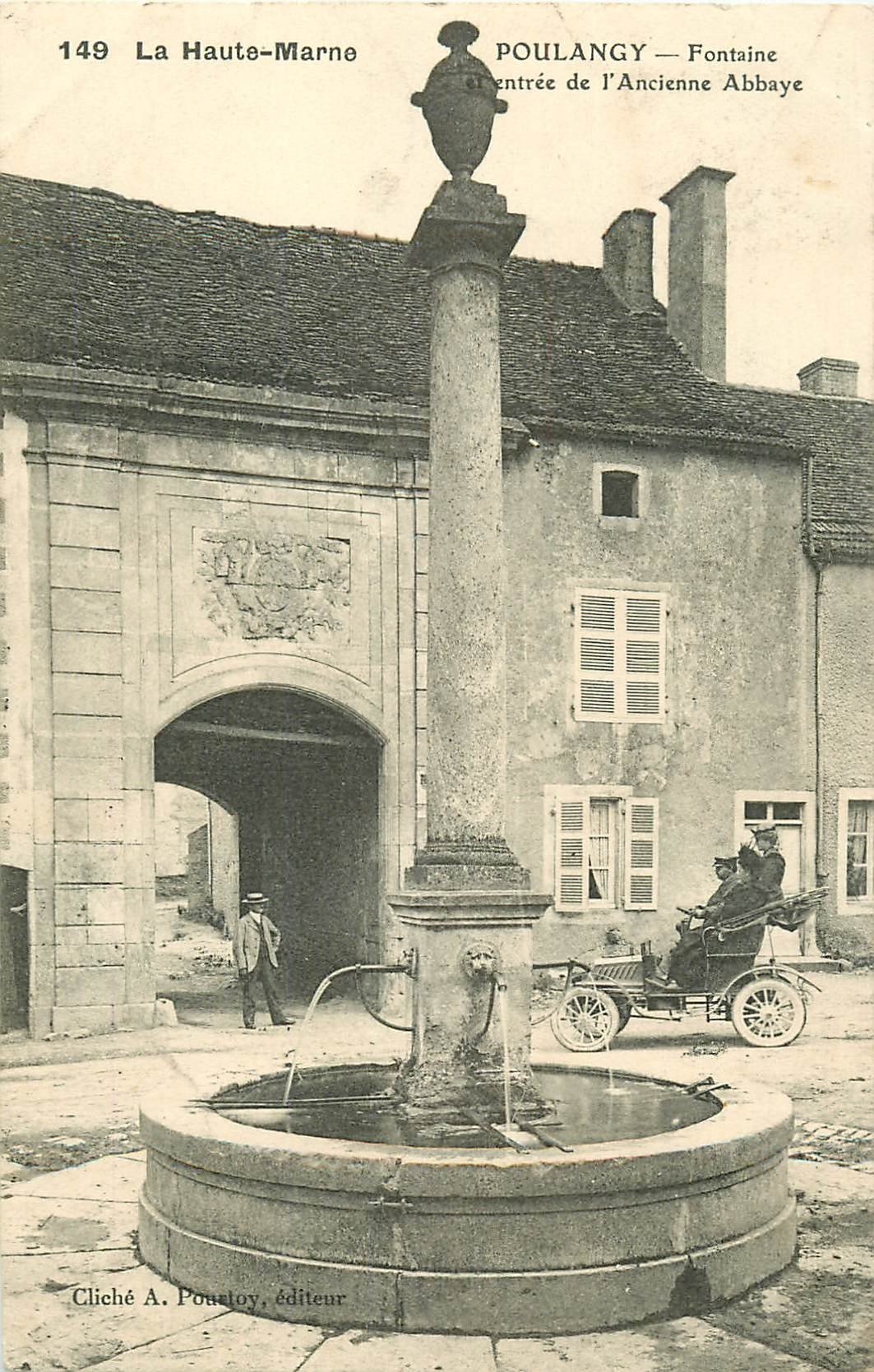WW 52 POULANGY. Voiture ancienne Didot devant Entrée ancienne Abbaye et Fontaine 1907