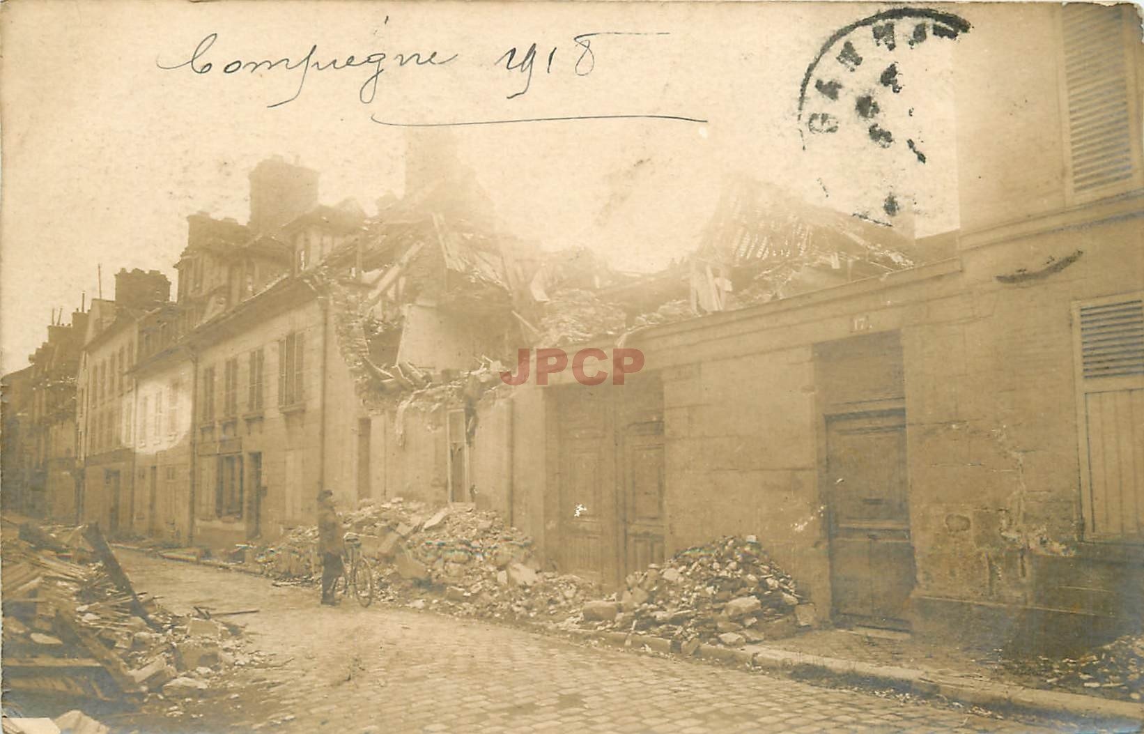 60 COMPIEGNE. Maison détruite par un bombardement au n° 17 en 1918. Rare photo carte postale ancienne