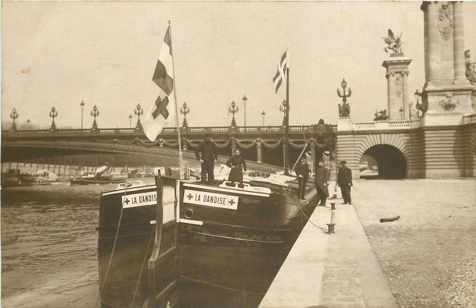 WW PARIS. La Péniche Ambulance amarée au Quai près du Pont de l'Alma 1918