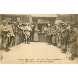 69 LYON. Bizolon servant ses déjeuners aux Soldats en Gare de Perrache 1918