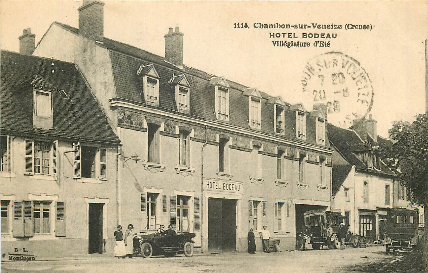WW 23 CHAMBON-SUR-VOUEIZE. Voiture et Autocars devant l'Hôtel Bodeau 1929