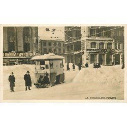 WW Suisse. LA CHAUX-DE-FONDS. Un Chasse Neige près de l'ancienne Poste et du Concert Splendid