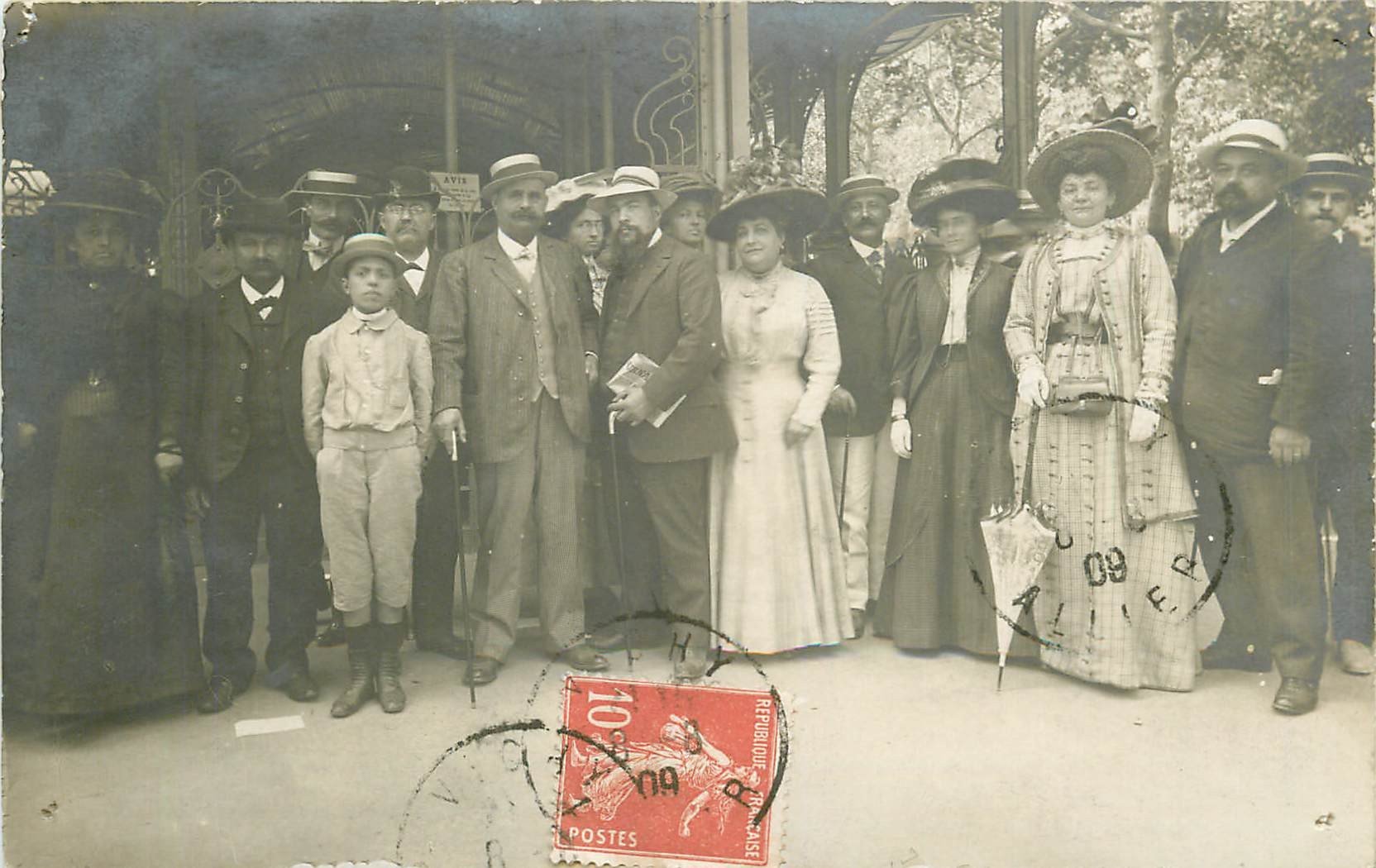 WW 03 VICHY. Rassemblement de Curistes devant l'Entrée des Termes. Photo carte postale 1909