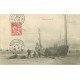 WW 62 BERCK PLAGE. Préparatifs de Goudronnage d'un Bateau de Pêcheurs 1904