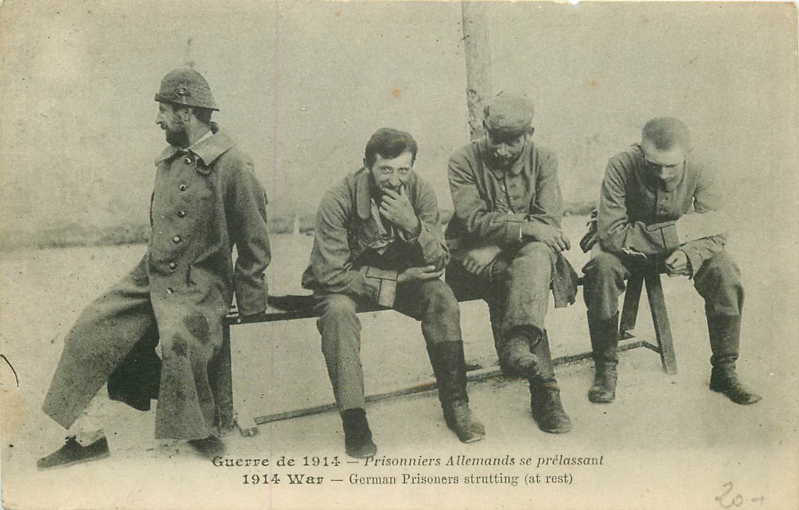 WW GUERRE 1914-18. Prisonniers Allemands se prélassant