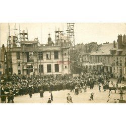 WW 58 NEVERS. Défilé des Vainqueurs en 1919 Place Carnot avec la Caisse d'Epargne en construction