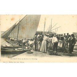 WW 06 CANNES. Le démaillage des filets pour la Pêche aux Sardines vers 1900