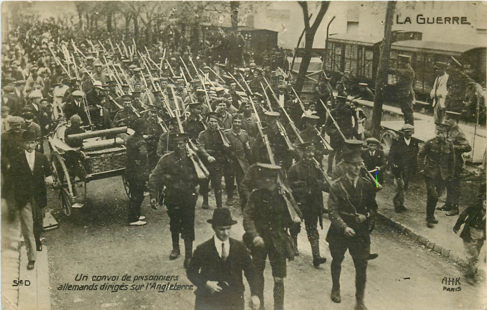 WW GUERRE 1914-18. Convoi de Prisonniers allemands dirigés sur l'Angleterre. Photo carte postale