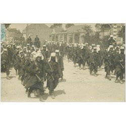 carte postale ancienne 02 SISSONNE. Carte Photo. La Marche de la Légion Etrangère 1905