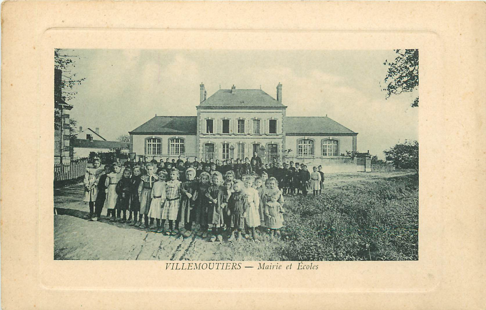 WW 45 VILLEMOUTIERS. Ecolières et écoliers devant les Ecoles et la Mairie