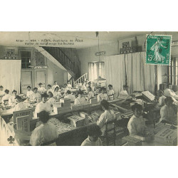 WW 03 VICHY. Atelier remplissage des Sachets à la Pastillerie de l'Etat 1910