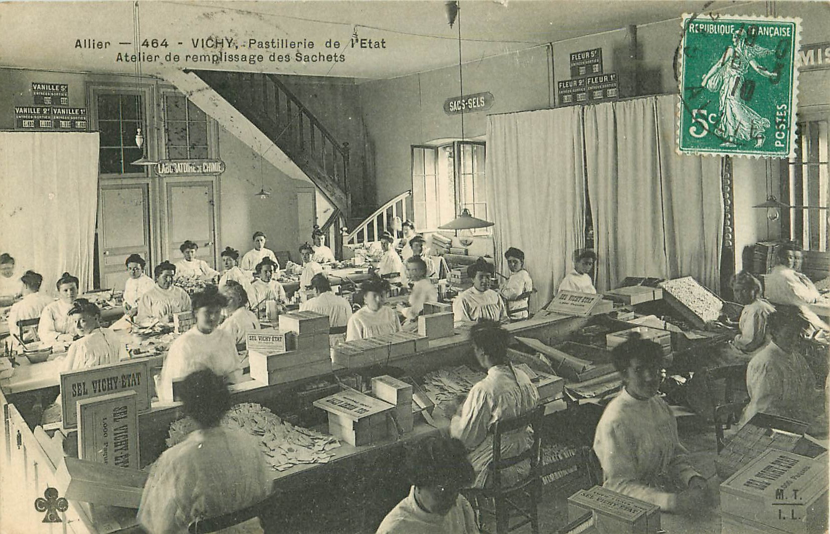 WW 03 VICHY. Atelier remplissage des Sachets à la Pastillerie de l'Etat 1910