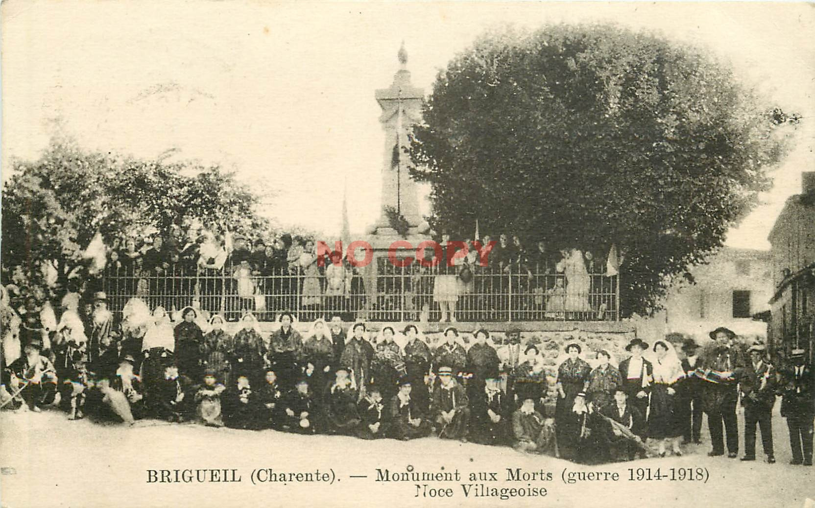 WW 16 BRIGUEIL. Noce Villageoise autour du Monument aux Morts 1923