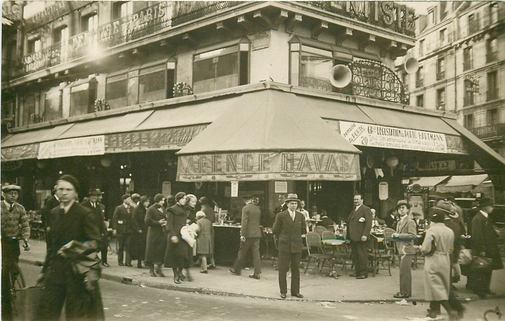 PARIS 01. Brasserie coin rues des Halles et de Rivioli. Photo carte postale ancienne