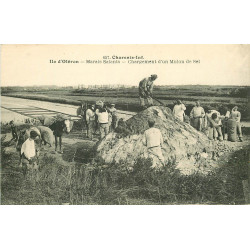 WW 17 ILE D'OLERON. Marais Salants. Chargement d'un Mulon de Sel