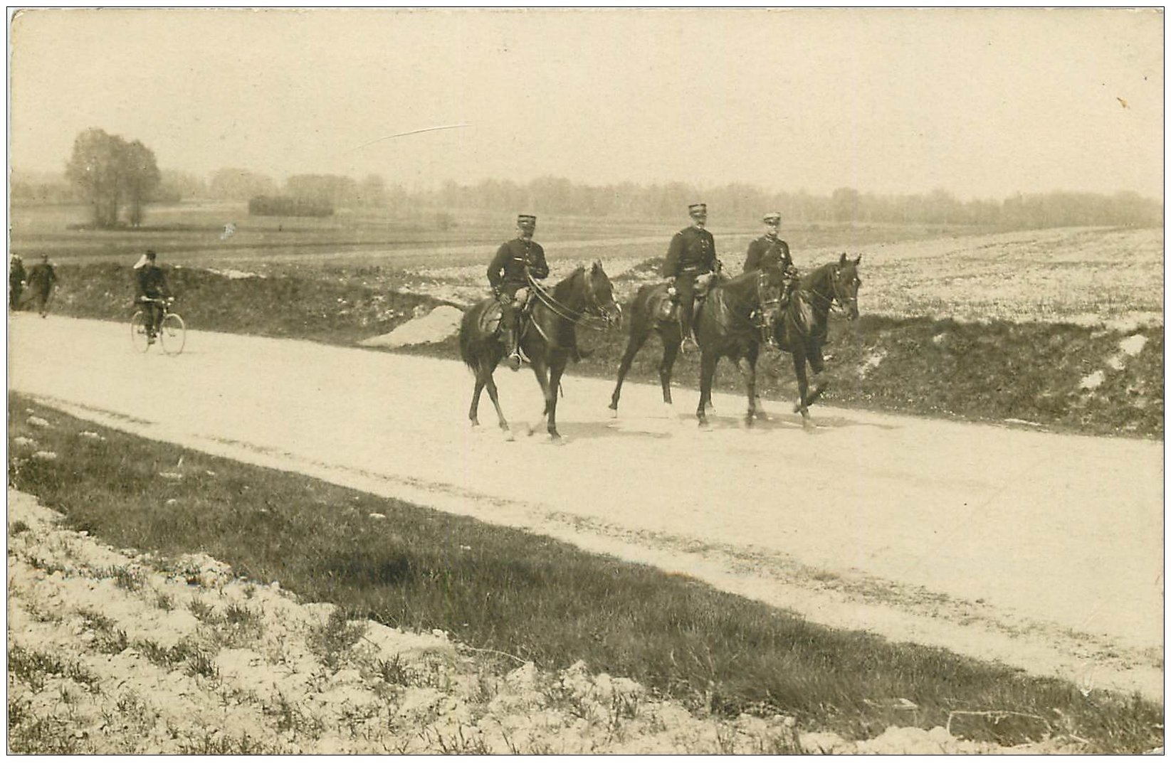 carte postale ancienne 02 SISSONNE. Carte Photo. Officiers Cavaliers de la Légion Etrangère 1906