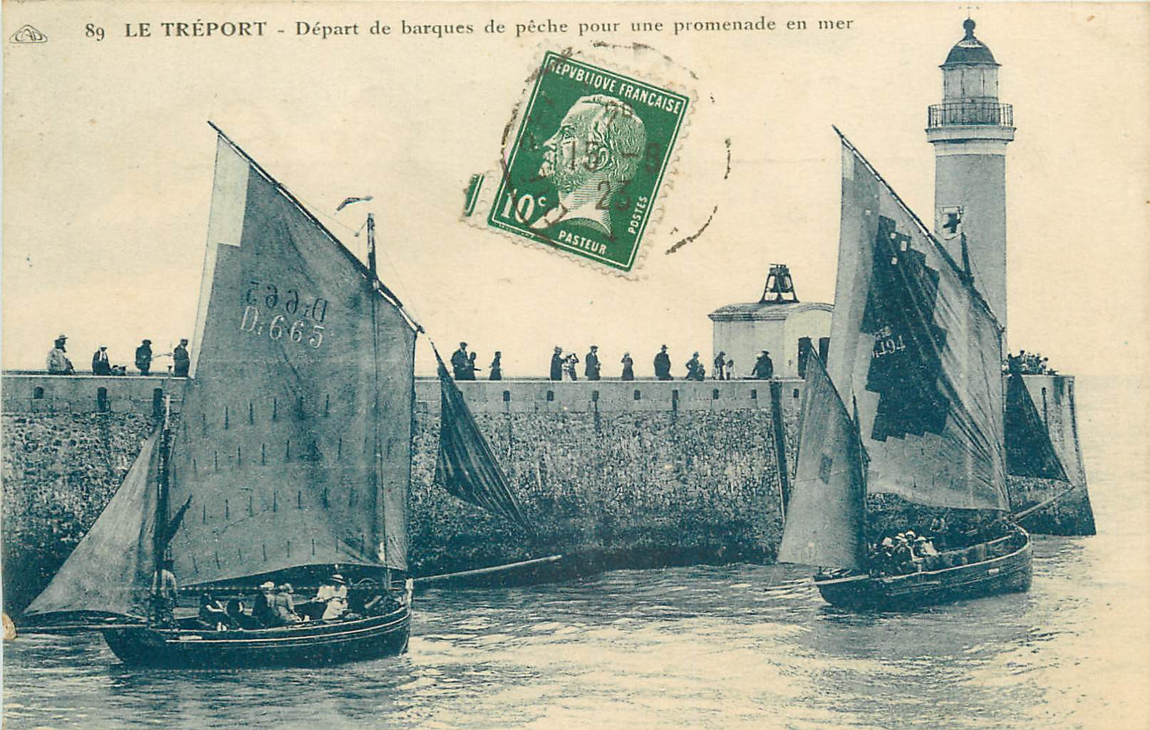 WW 76 LE TREPORT. Départ de barques de Pêche pour une promenade en Mer et le Phare 1923