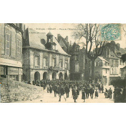 WW 24 SARLAT. Foule Place de l'Hôtel de Ville vers 1906